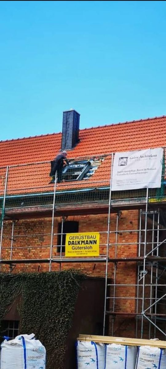 Herr Richter, wie er auf einem Steildach ein Fenster einbaut von unten