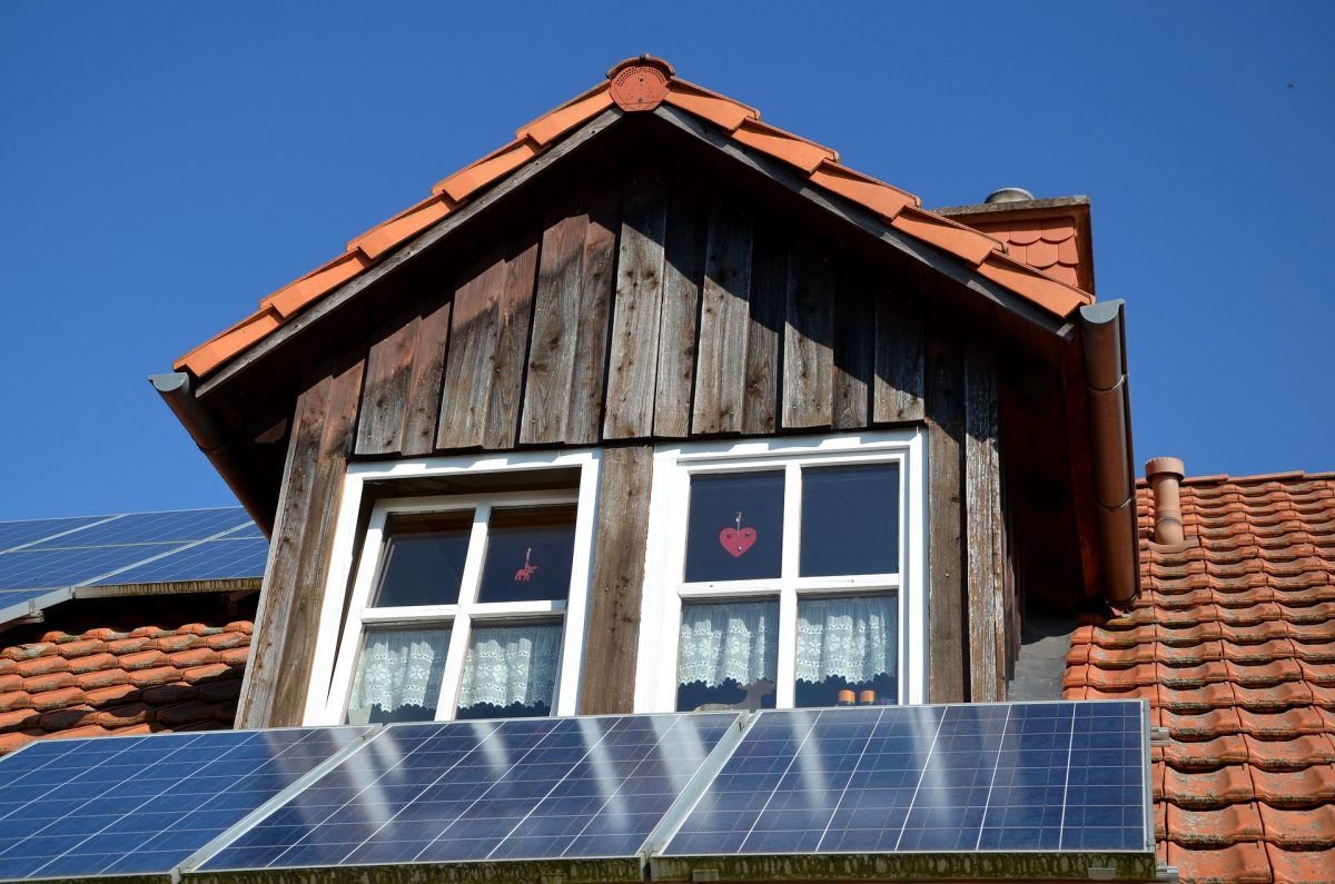 EIn Altes Wohnhaus mit Solaranlage