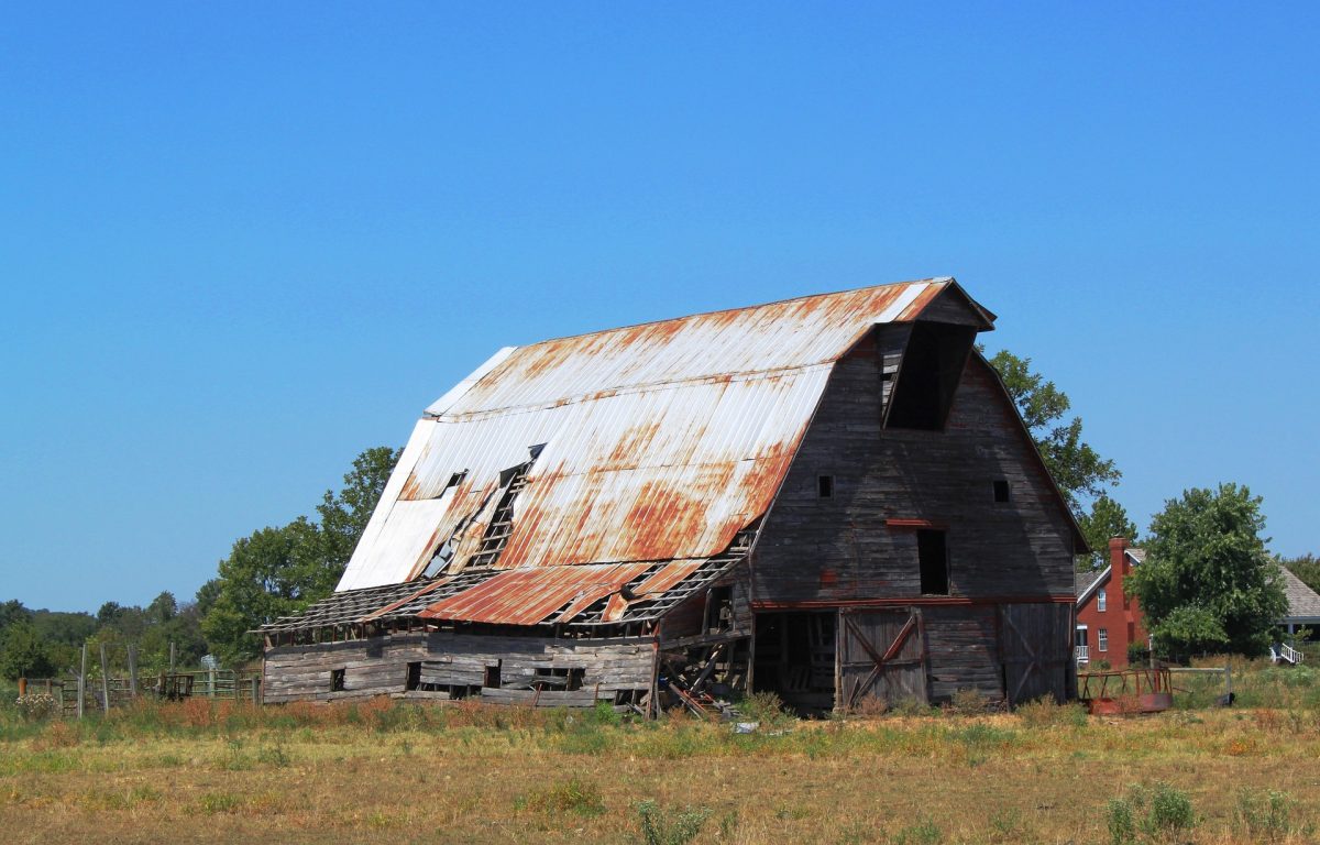 Eine Rostiges alte Scheune mit Blechdach auf einem Bauernhof in den USA