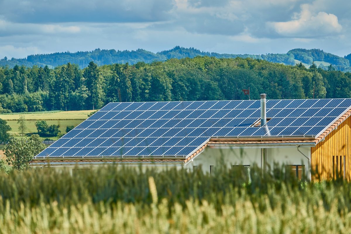 Eine moderne Scheune auf dem Land mit einer Photovoltaikanlage